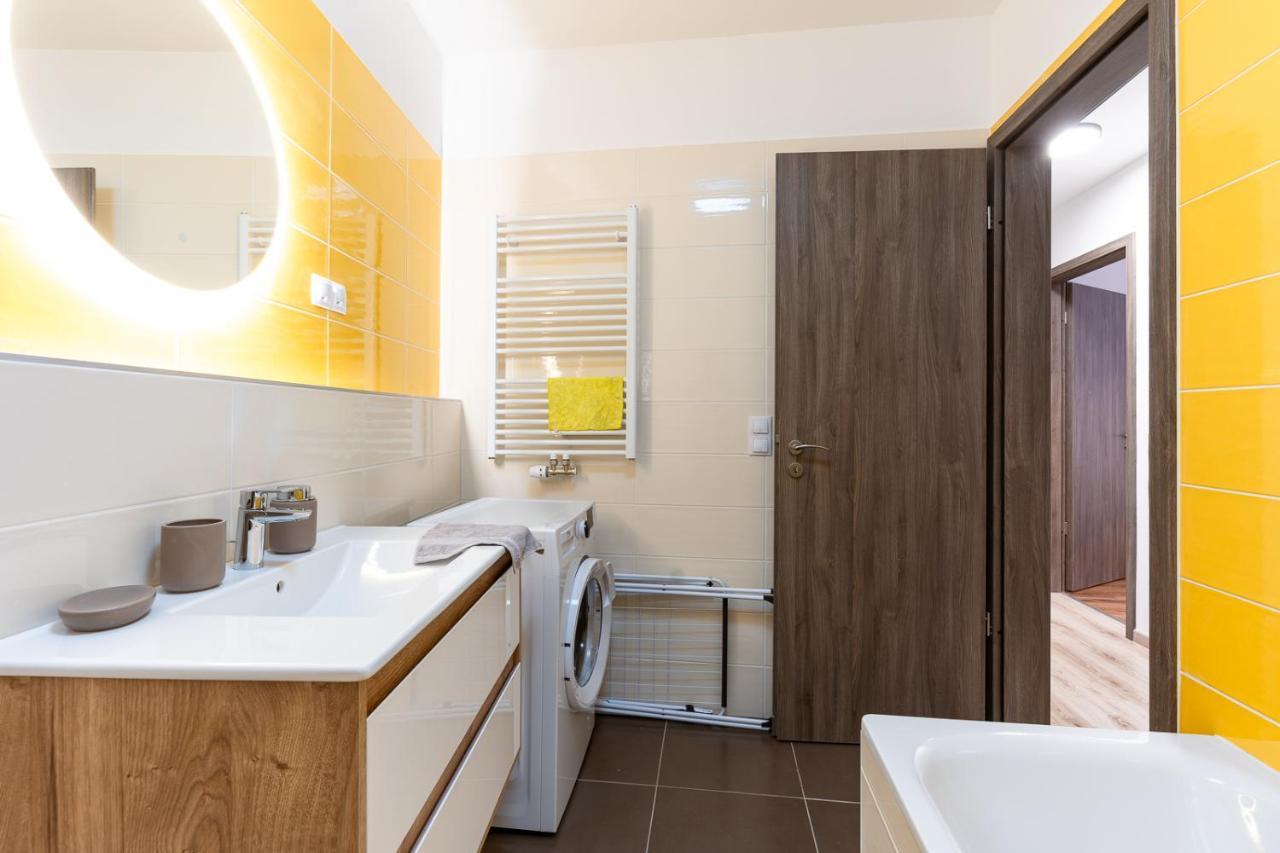 Modern & Newly Built Apartment With Private Garage Будапеща Екстериор снимка