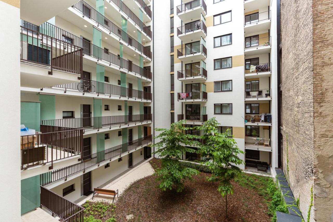 Modern & Newly Built Apartment With Private Garage Будапеща Екстериор снимка